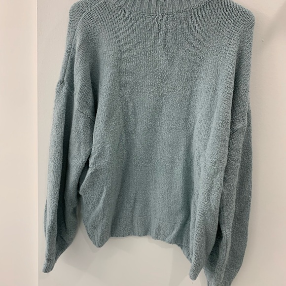 Hollister sweater size L - Picture 2 of 3